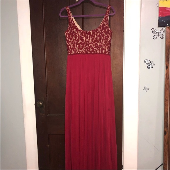 Red gown - Picture 2 of 5